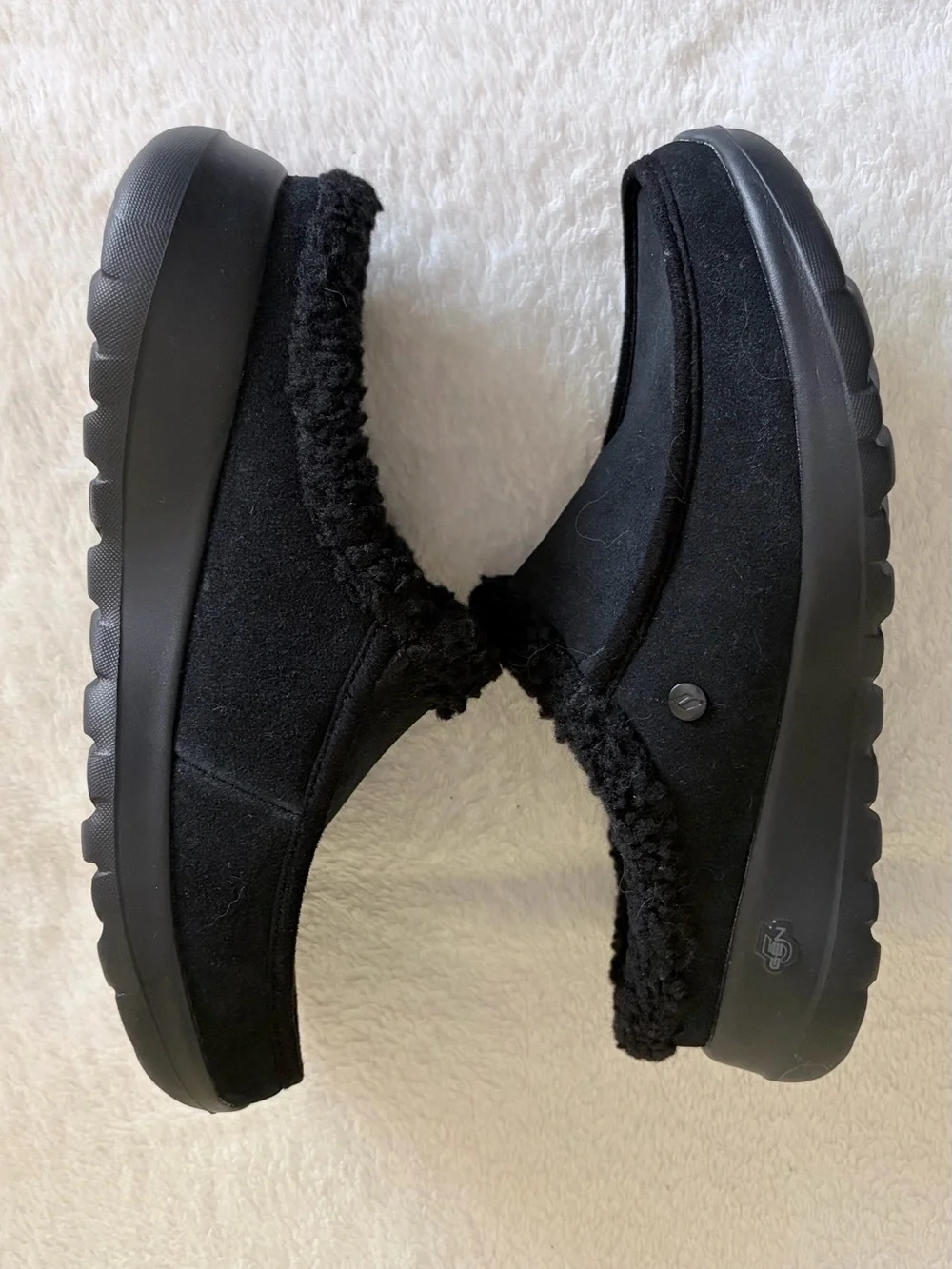 Skechers Women’s Black Sherpa-Lined Slip-On Shoes Sz 8.5